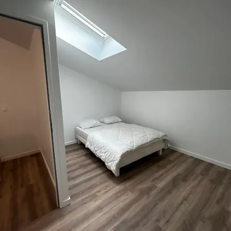 Cozy House With Garden In *